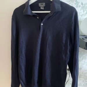 H&m merinoull tröja  - Marinblå tröja från h&m i merinoull, storleken är Large men sitter mer som small/medium. Fint skick inga hål eller defekter. Personen på bilden är 187cm 