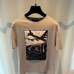 Limitato T-shirt  - Limitato t-shirt i bra skick 9/10 inte mycket använd. Pris kan diskuteras.