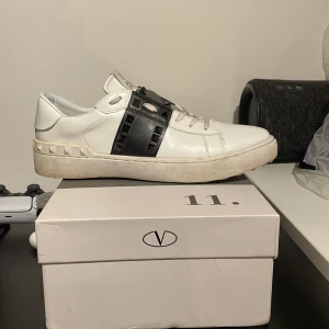 Valentino open - Säljer mina valentino open då dem har blivit för små. Dem är i bra skick endast lite smutsiga men går enkelt att ta bort. Kan rengöra dem innan köp vid önskan. Tillkommer även box och påse. Priset kan diskuteras men byten är även intressant