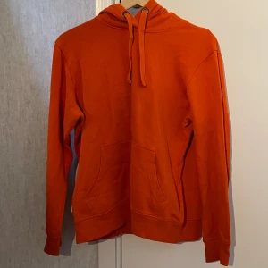 En orange hoddie - Bara använt några gånger