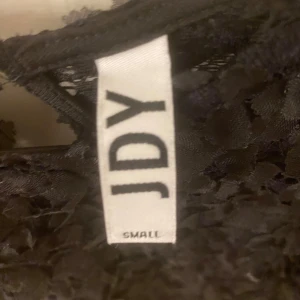 Svart blus - En blommig blus men puffarmar 