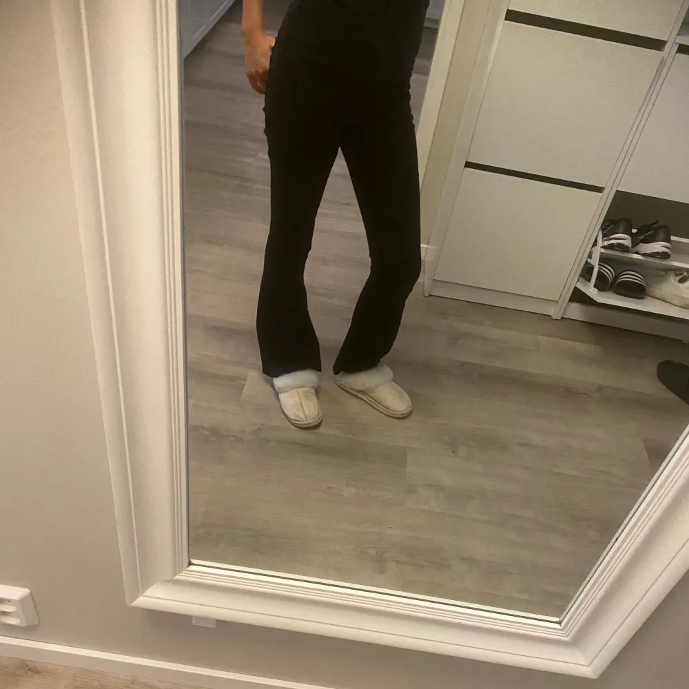  Svarta jeans som är lowwaist och bootcut Skriv om ni vill ha fler bilder eller undrar något annat  . Jeans & Byxor.