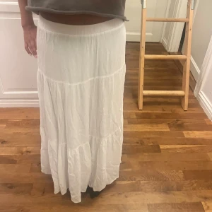 Vit långkjol - Helt oanvänd, skick 10/10💗köpt för 300kr i barcelona