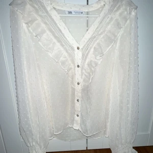 Zara blus - Jättefin blus från zara! 🤍 Säljs då den inte kommer till användning.  En liten defekt, syns på 3e bilden, men inget som syns tydligt💕