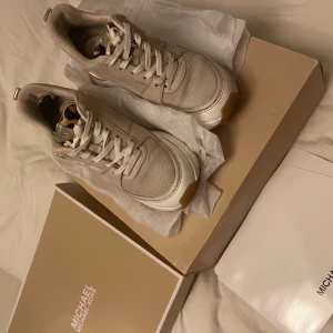 Michael kors  - Har en hel del kvar att ge! Dem är ej vita, utan beige. Gör man rent dem kan dem så superfina ut! 