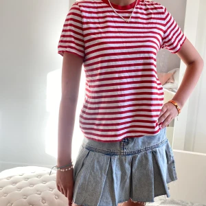 Randig t-shirt  - Skit snygg klassisk randig t-shirt! Bra skick knappt använd 🩷