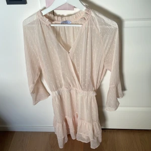 Rosa sommar klänning - Säljer min super fina loavies klänning då den inte kommer till användning🩷 Stl L men skulle säga att den passar folk som har stl s/m🩷 Inge defekter