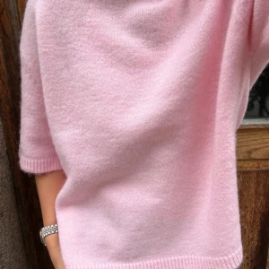 Rosa stickad t-shirt  - Helt oanvänd stickad tröja. Köpt som present men var i fel storlek och hade inte kvittot kvar!🩵 färgen ser ut som första bilden. Storlek M men passar xs-m