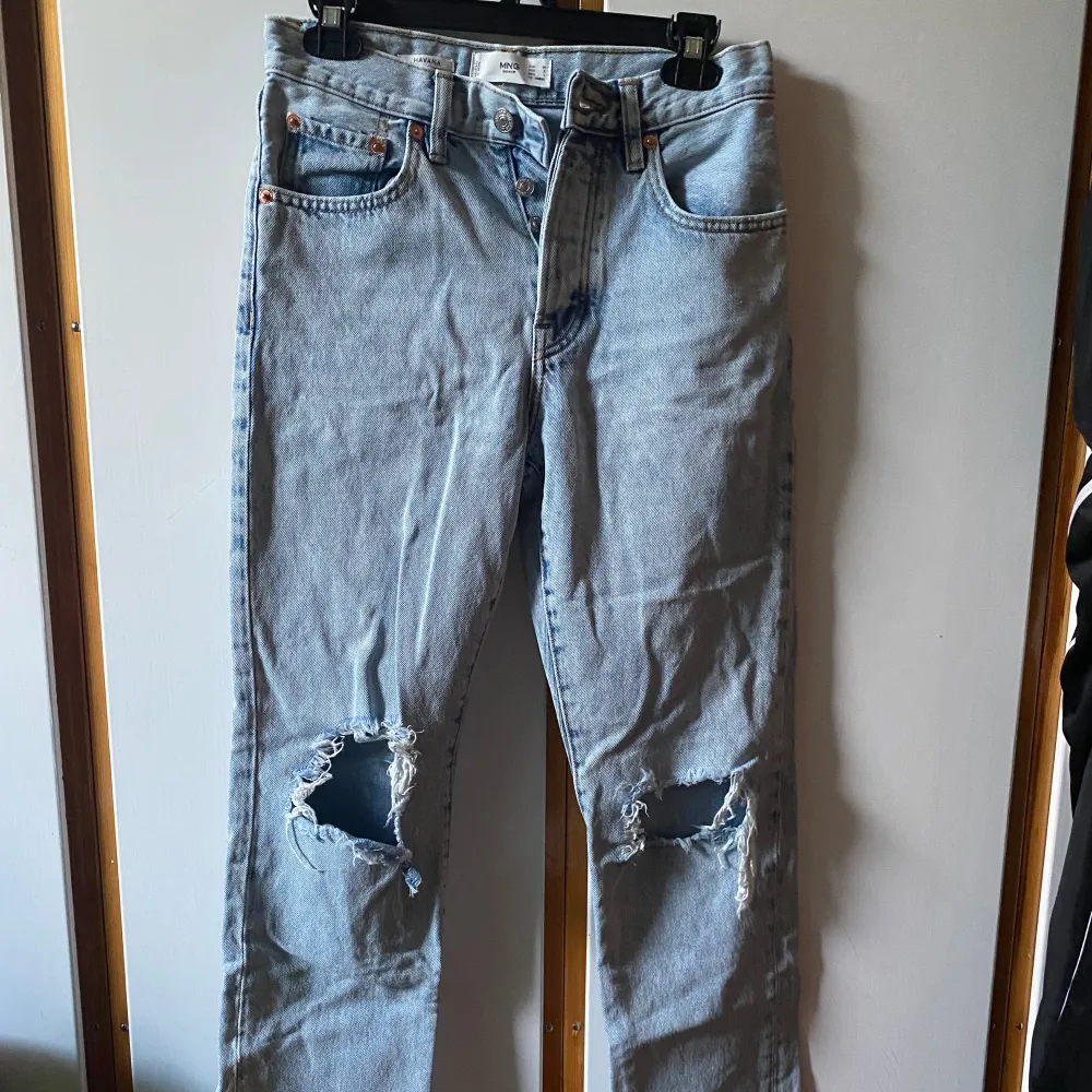 Blå jeans i modellen Havana från mango i storlek 34, använda men i bra skick. Skulle säga att det passar någon runt 157-163 Färgen syns bäst på bild 2!. Jeans & Byxor.