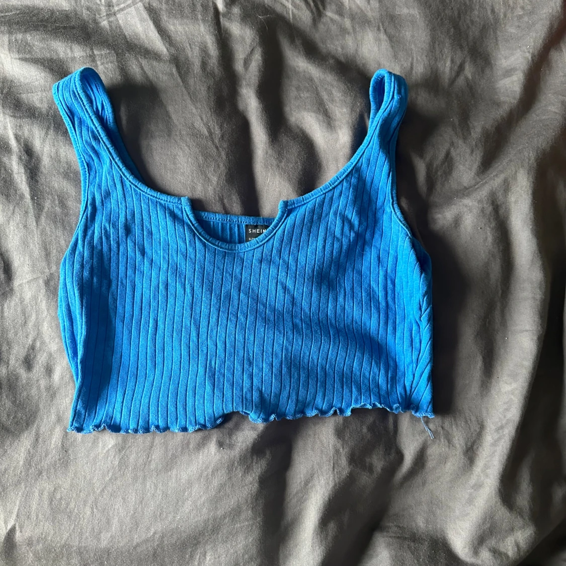 Blå ribbad linnetopp