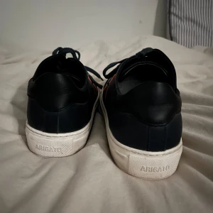 Axel arigato clean 90 bee bird navy trainer - Väldigt bra skick, Använde dom el del under sommaren men efter det har dem bara legat uppe på vinden, Saknar kartong men annars är det hur bra som helst. Hör bara av er om ni har några frågor.