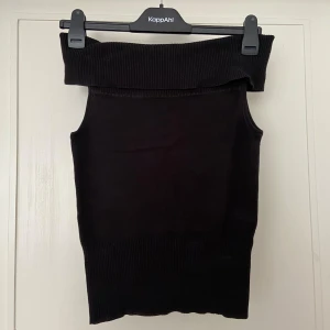Off shoulder topp  - Söt y2k off shoulder top 🖤 Tight passform och mjuk i tyget. Tycker den är som en vanlig M i storleken 🍀Väldigt mkt office-siren vibe! Så fin till lowrise byxor 😍Jättefint skick! 