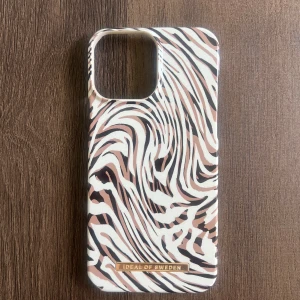 iPhone skal  - iPhone 13 PRO max skal Från IdealOfSweden.  Sparsamt använt. Fint skick. 📷 Säg till om du vill ha fler bilder så fixar jag det. 💸 Vid snabb affär kan ja tänka mig att sänka priset. ✉️ Köparen står för frakten. 📍 Kan mötas upp i Tyresö.