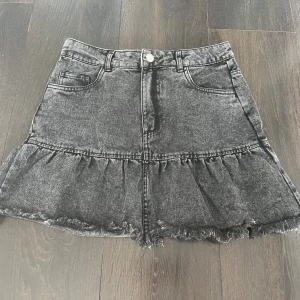 Jeans kjol - Grå jeanskjol med volang supergullig