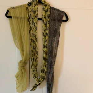 Tre tunna sjalar  - En limegrön, en limegrön med svarta blommor och en beigebrun (lite sliten)