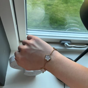 Armband  - Säljer detta fina armbandet , aldrig använt.