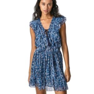 Klänning - En klänning från Pepe Jeans som är i väldigt bra skick och använd ett fåtal gånger!!💙