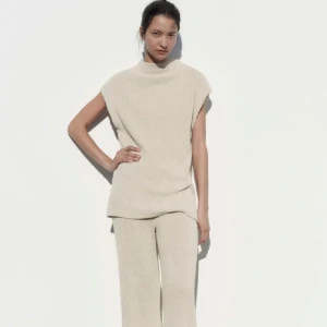 SÖKER zara set - SÖKER!!! detta zara set med byxor & kortärmad tröja i beige i storlek S, till rimligt pris. Skriv om du säljer!! 