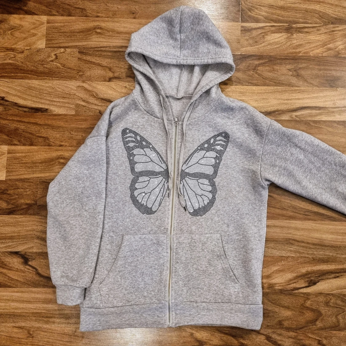 Grå huvtröja med fjärilsmotiv