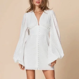 Adooreklänning storlek 34  - Vit klänning från Adoore i storlek 34💘pris går att diskutera!