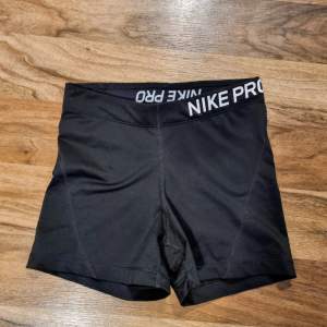 Svarta träningsshorts från Nike med Dri-FIT teknologi. Shortsen har en elastisk midja med texten NIKE PRO och är designade för att hålla dig torr och bekväm under träning.