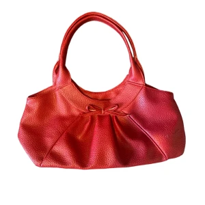 Röd handväska - Intressekoll på denna superfina väska😍😍🙌🏼 Älskar rosetten och den är i toppen skick! Skriv privat vid intresse o frågor😊🫶🏻