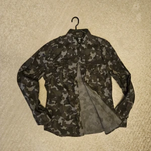 Skjorta Kamouflage  - Använd ca 5 gånger och ganska som ny.  Du får den för billigt 🙂 I storlek M 
