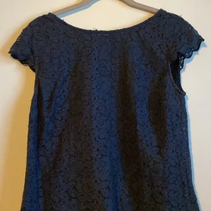 Spets topp från Kappahl  - Marinblå spets topp i storlek 38💛