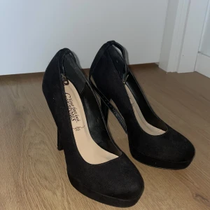 Svarta klackar skor  - Fina svarta klackskor. Passar till fester och middagar😍