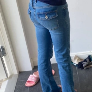  Utsvängda jeans -  Jättefina Jeans i väldigt bra skick använda ca tre till fyra gånger. Säljer på grund av att de inte används längre. Skriv om ni har några frågor🩷