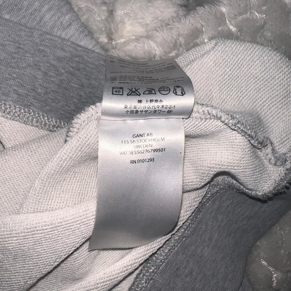Grå tröja från GANT - 92