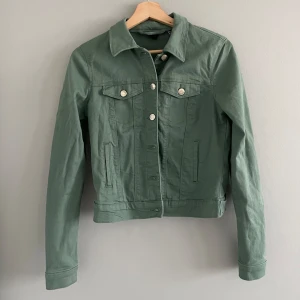 Jeans jacka  - Säljer den här oliv gröna jeans jackan då den inte kommer till användning längre 
