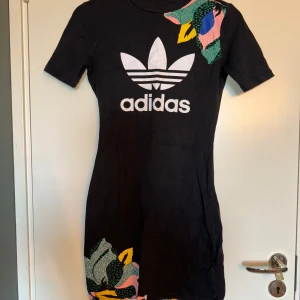 Adidas t-shirt klänning  - Aldrig använd då den är för liten 