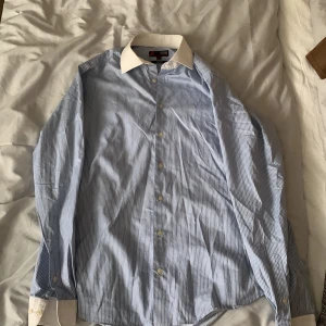 Randig skjorta☀️🌊 - En unisex skjorta  Den är i Slim men för mig som är strl 36-38 så är denna jättefin oversized☀️🌊 Passar både män och kvinnor! Den är i nyskick.