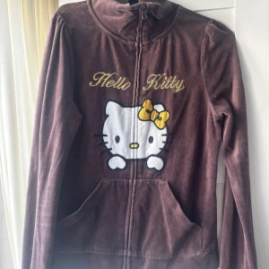 Hello Kitty tröja 🎀 - Köpt på plick men aldrig använd av mig. 💕