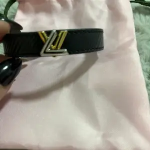Ursnygg Louis Vuitton läder armband 