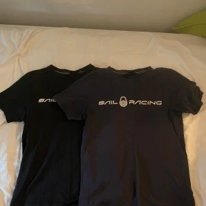Sail racing t shirts - 2 st tröjor, En svart en blå. Den svarta har ett väldigt litet hål på magen annars är båda bra skick. Skriv om du har minsta fundering eller köp direkt via Plick 