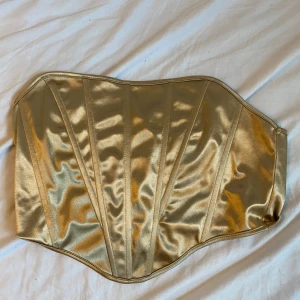 Guldig korsett  - Guldig korsett. 