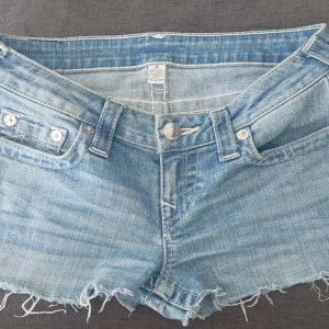 Lågmidjade true religion shorts - Snygga lågmidjade true religion shorts som tyvärr inte passar mig❤️