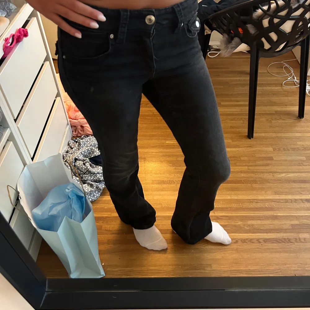 Super snygga jeans från Gina! Säljs för jag har liknande och dessa kommer ej till användning!!💖💖 storlek 164, jag är runt 170 lång. Jeans & Byxor.