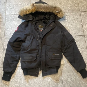 Canada goose jacka - Säljer denna goa vinterjacka som är perfekt mot kyla står att det är 3xs men skulle säga att den sitter som Xs och passar perfekt när man är runt 170 då den är lite liten för mig som är 180 använt skick men mycket kvar att ge självklart äkta