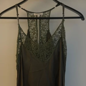 Nattlinne  - Mörkt oliv färgat nattlinne från By Blue. Passar även som vanlig klänning såklart. Långt nattlinne💚 Jättefina detaljer både fram och bak! Aldrig använt. 