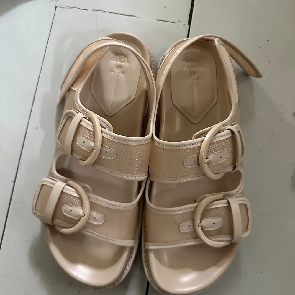 Barely used sandals from Zara.  Size 37 New price 499 sek . Skor.