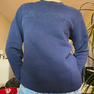 Calvin Klein sweatshirt  - Lappen i nacken är bortklippt, skulle säga att den sitter som en M på mig som har S/M i vanliga fall❤️Passar både kille och tjej