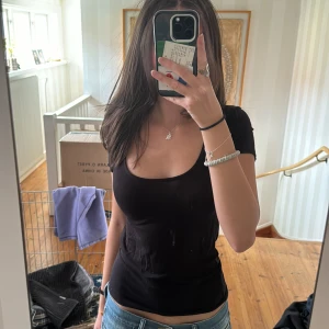 t shirt - Från gina tricot, är använd en del därav billigt pris! :) Visad på en xs-s🤍