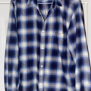 Zadig & Voltaire Flannelskjorta - Tja, säljer denna flanellskjortan från märket Zadig & Voltaire. Knappt använt, inga defekter passar perfekt till våren/sommaren. Sitter bra runt 180-195cm. Tveka ej vid frågor 🔥😁