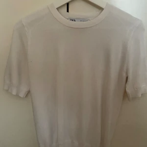 Zara tröja - Fin basic tröja, knappt använd och i fint skick. 