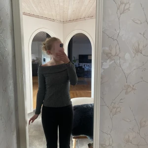 Grå off shoulder tröja - Off shoulder tröja ifrån Gina Tricot i storlek XS 🤍