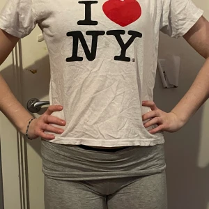 I ❤️ny - Trendig tröja som är i väldigt bra skick. Passar till alla typer av byxor skulle jag vilja säga 