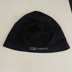 Central cee mössa - 7/10 skick använd sådär, Funkar perfekt till allt, stil, sport osv Skickar direkt Seriösa köpare.